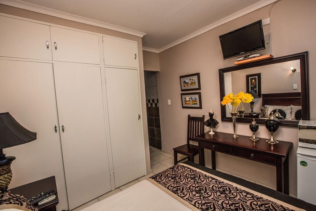 @Home Guest House Rustenburg Luaran gambar